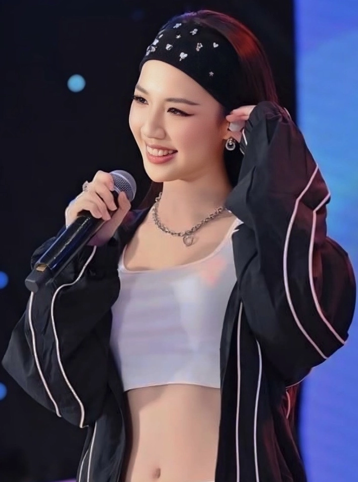 Amee trong trang phục biểu diễn