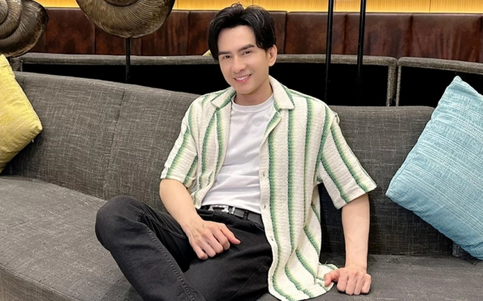 Đan Trường trong trang phục biểu diễn