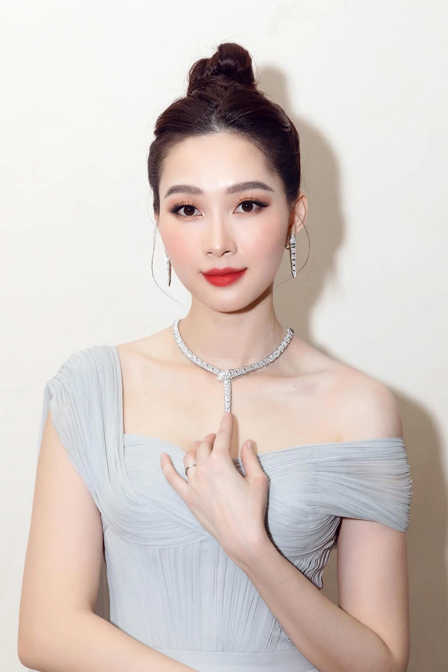 Đặng Thu Thảo trong trang phục dạ hội sang trọng