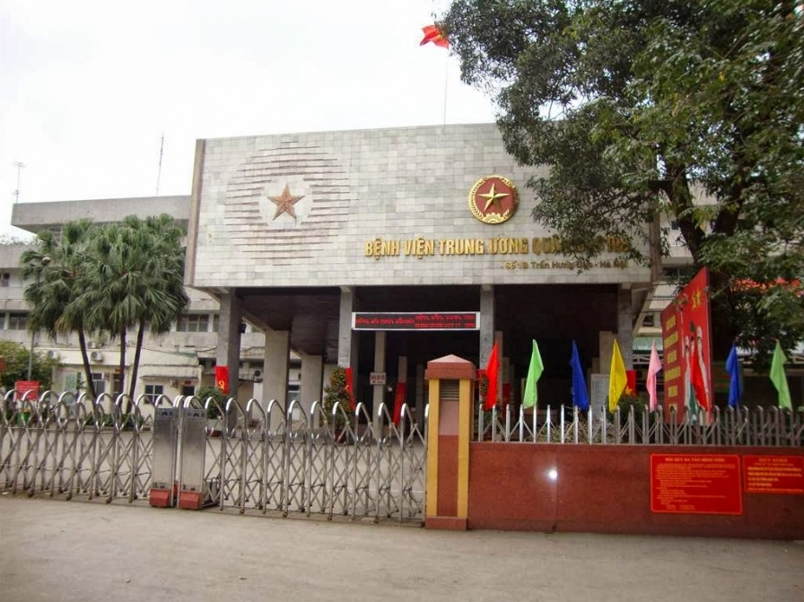 Bác sĩ đang khám cho bệnh nhân về xương khớp