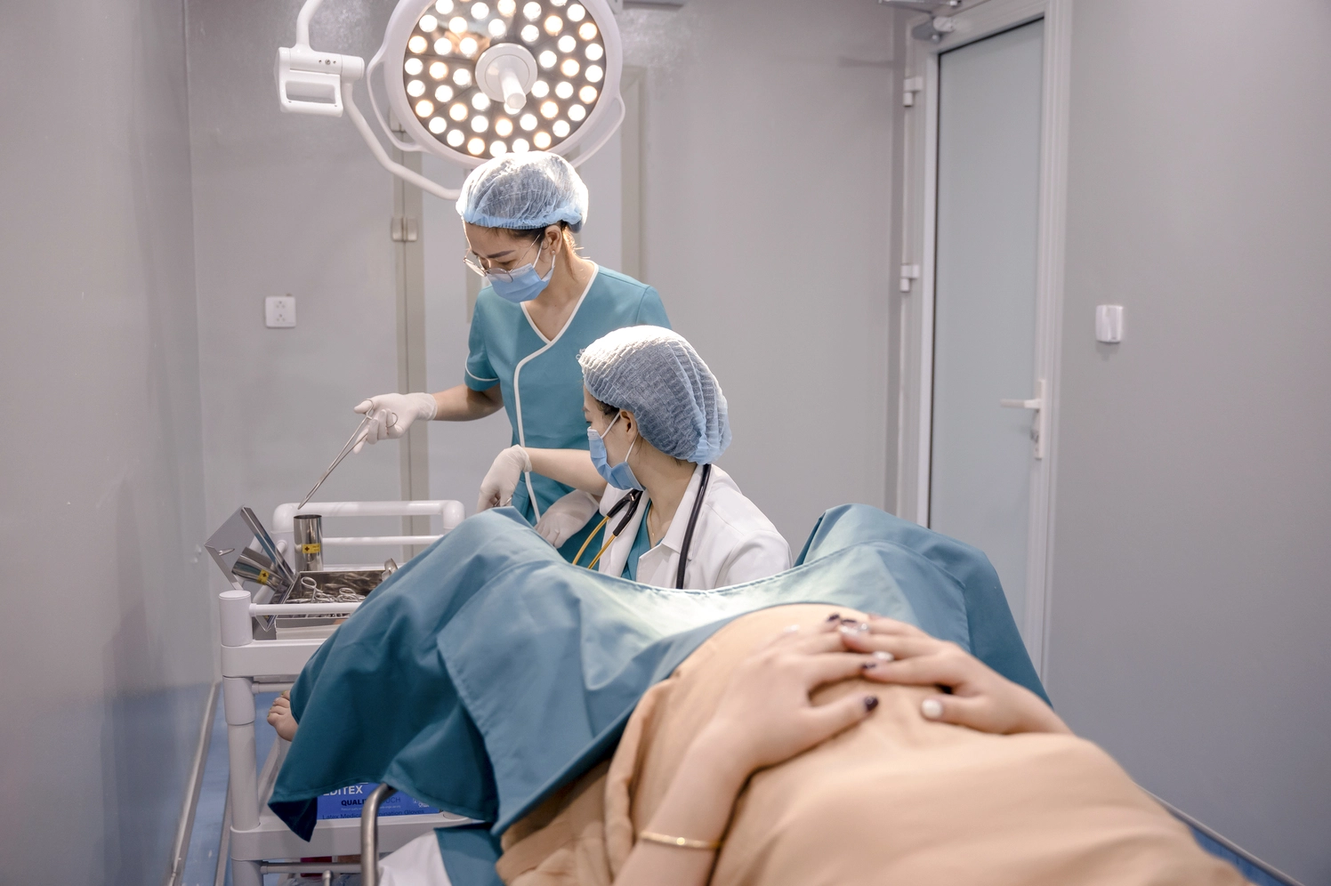 Bác sĩ đang khám cho bệnh nhân