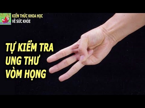 Bác sĩ đang khám tai mũi họng cho bệnh nhân