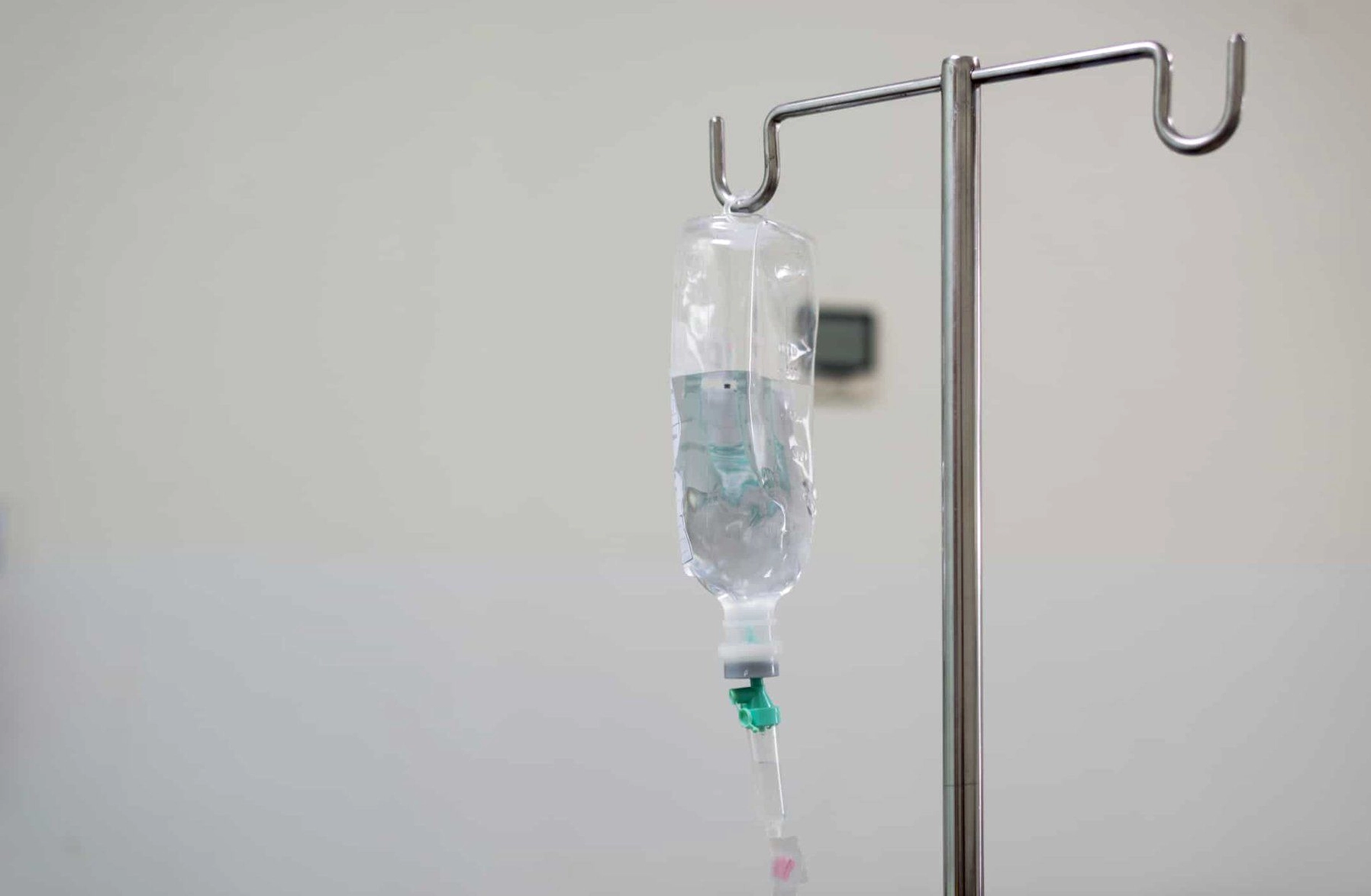 Bác sĩ đang thực hiện truyền dịch cho bệnh nhân