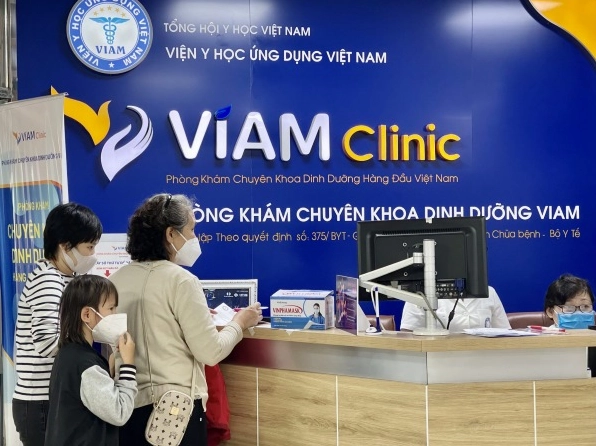 Bác sĩ đang tư vấn dinh dưỡng cho trẻ