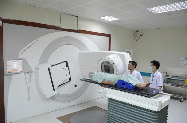 Bác sĩ tư vấn cho bệnh nhân ung thư