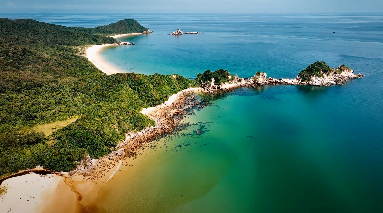 Bãi biển Hồng Vàn Cô Tô với cảnh hoàng hôn đẹp