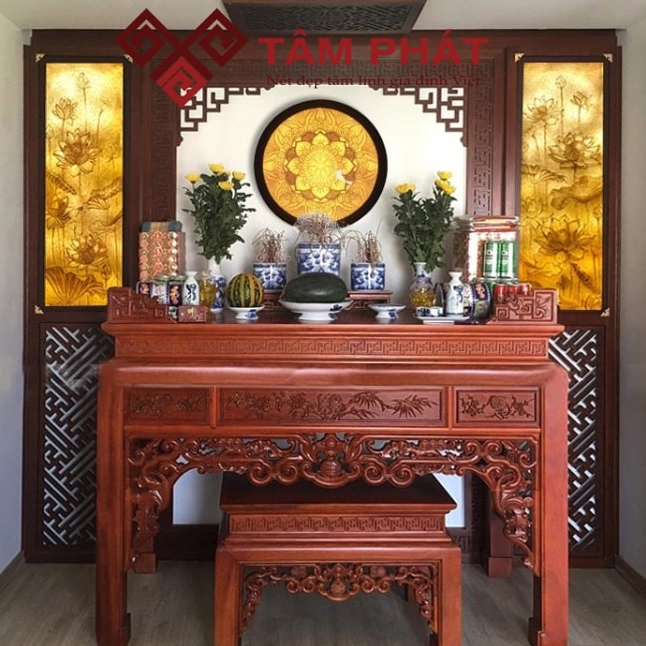 Bàn thờ gia tiên trang nghiêm với bát hương và các vật phẩm thờ cúng
