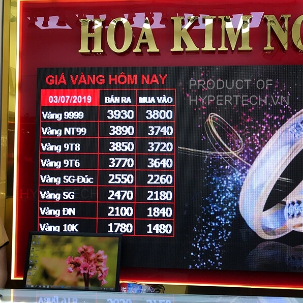 Bảng giá vàng hiển thị tại cửa hàng