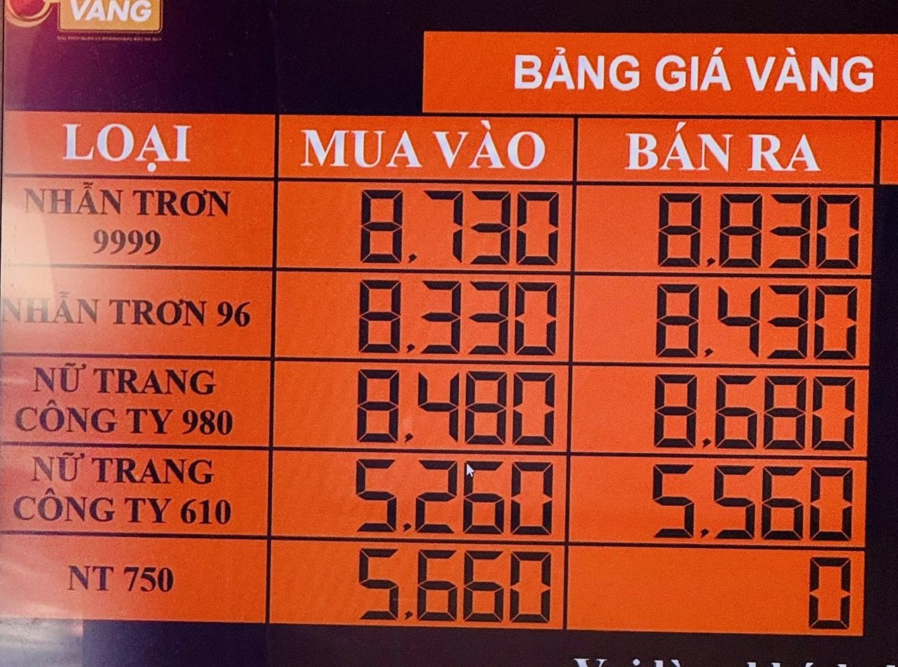 Bảng niêm yết giá vàng tại tiệm vàng Kim Vinh lúc 15 giờ