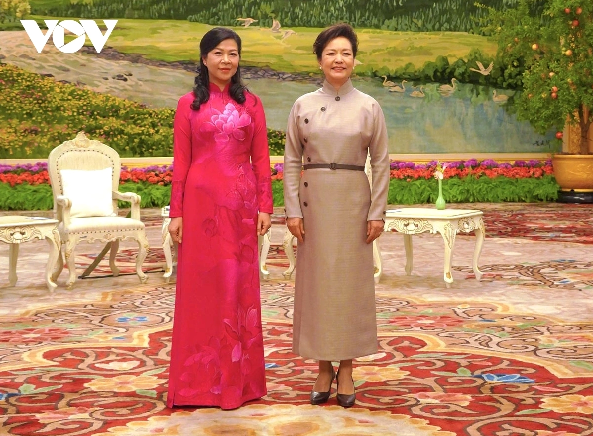 Bành Lệ Viện và phu nhân các nước