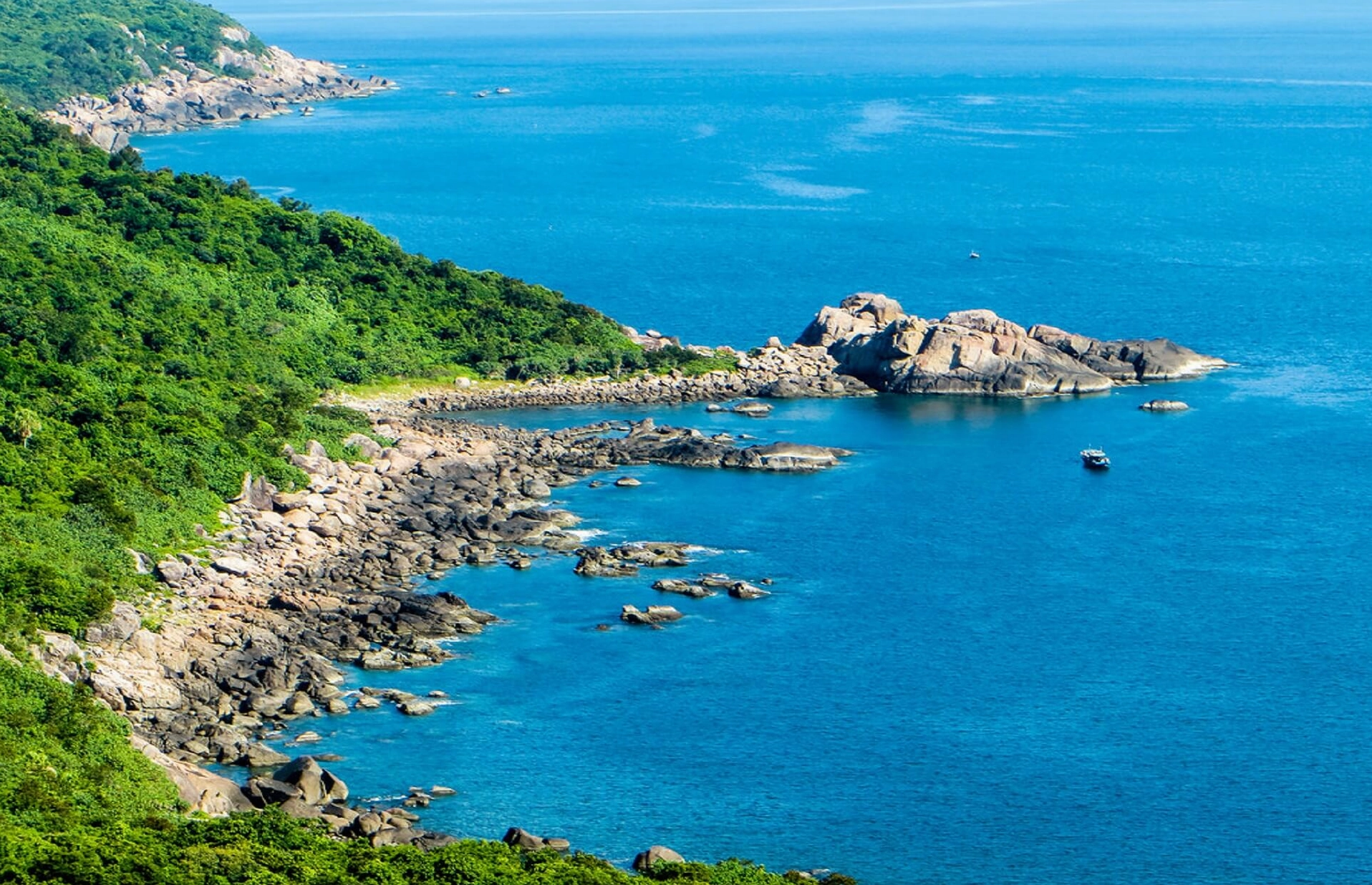 Biển xanh, cát trắng tại Ghềnh Ráng Tiên Sa