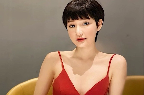 Ca sĩ Hiền Hồ trong trang phục biểu diễn