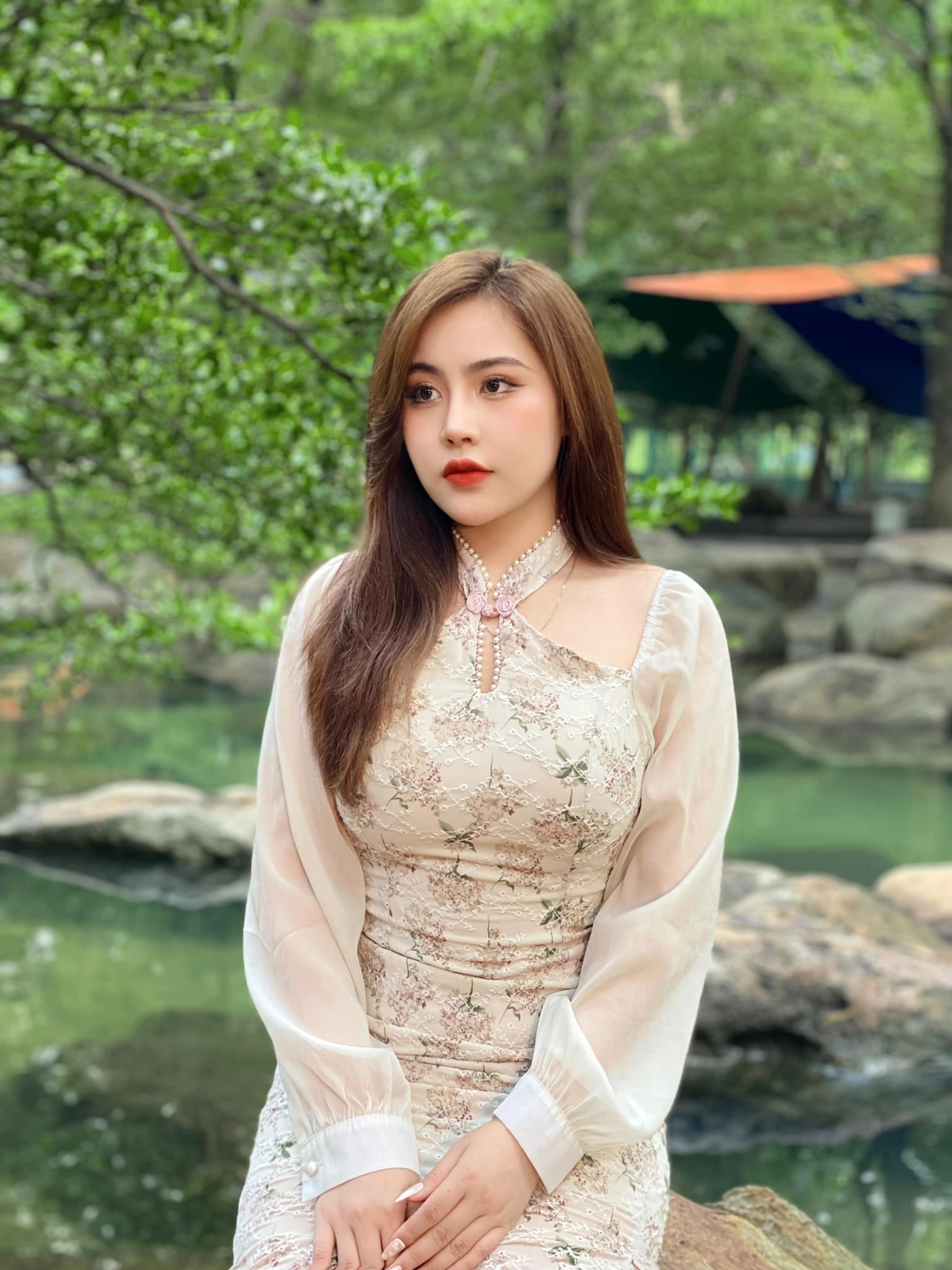 Ca sĩ Ngân Ngân trong buổi họp báo ra mắt sản phẩm mới