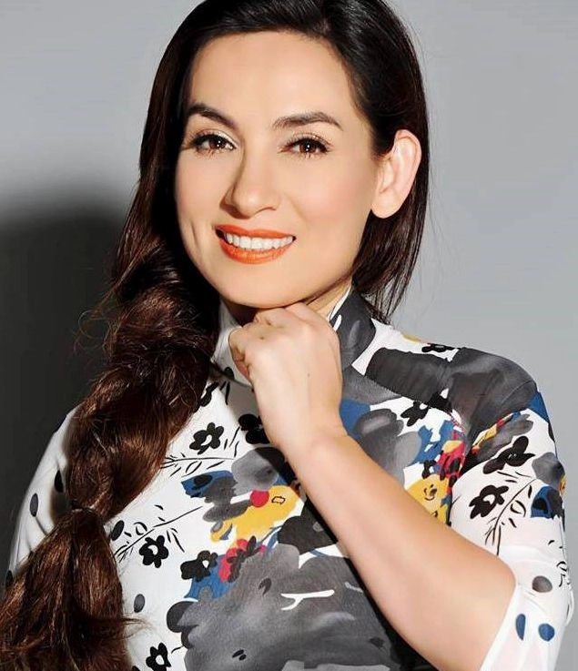 Ca sĩ Phi Nhung biểu diễn