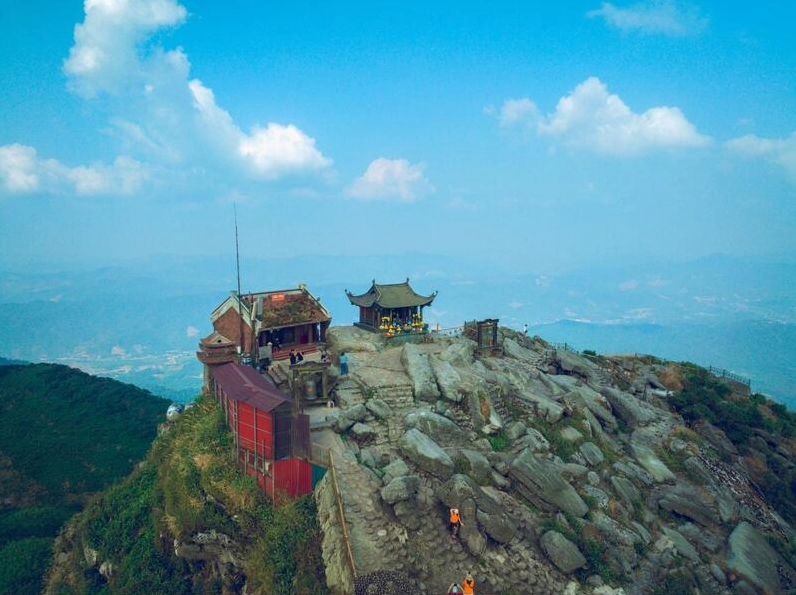 Các bậc thang cổ dẫn lên chùa trên núi Yên Tử