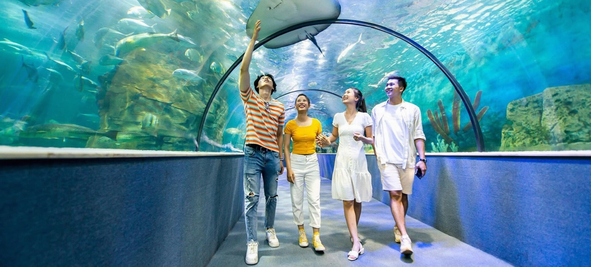 Các bạn trẻ vui chơi tại một khu giải trí ở Hà Nội