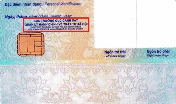 Cán bộ tiếp nhận hồ sơ làm CCCD tại cơ quan công an