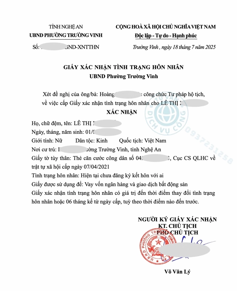 Cán bộ tư pháp hướng dẫn xin giấy xác nhận độc thân