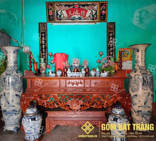 Cận cảnh 3 bát hương trên bàn thờ gia tiên