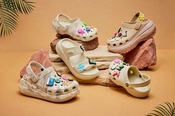 Cận cảnh chất liệu nhựa Croslite của giày Crocs