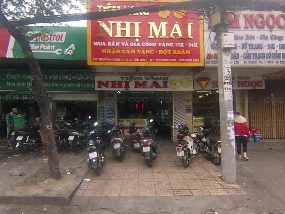 Cận cảnh một chiếc nhẫn vàng tinh xảo tại Tiệm Vàng Nhị Mai