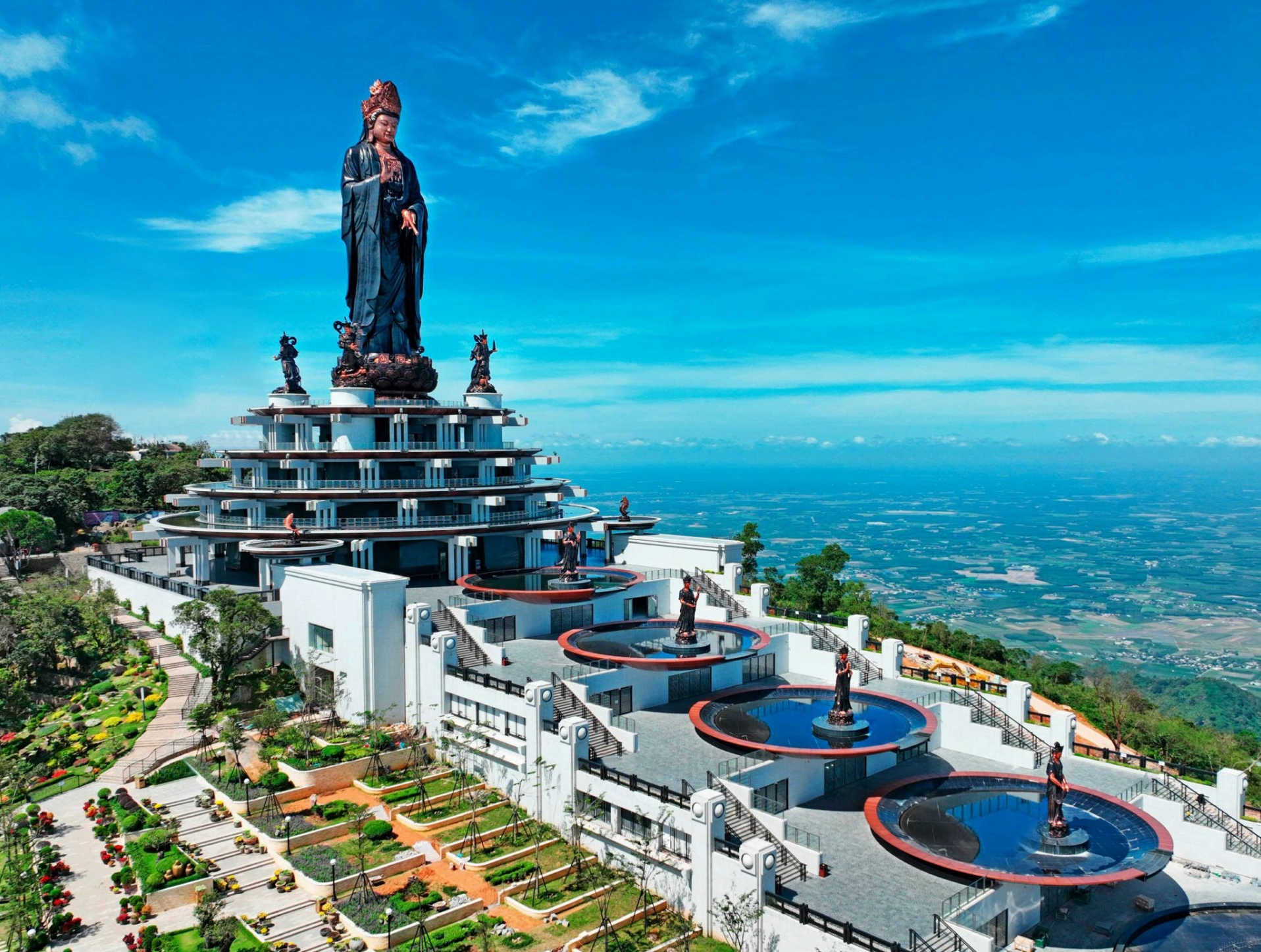 Cảnh quan đẹp nhìn từ cáp treo Núi Bà Đen