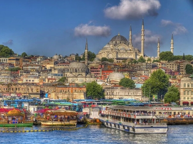 Cảnh quan Istanbul nhìn từ trên cao với eo biển Bosphorus