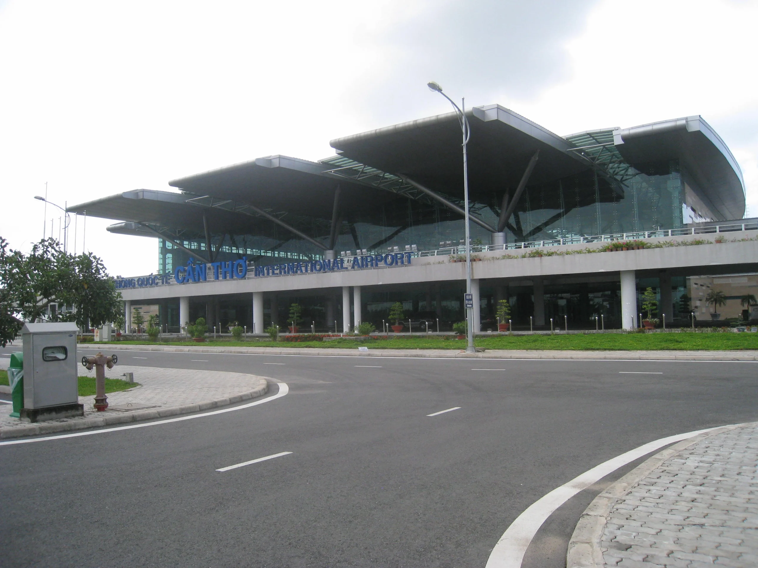 Cảnh quan sân bay Cần Thơ nhìn từ xa