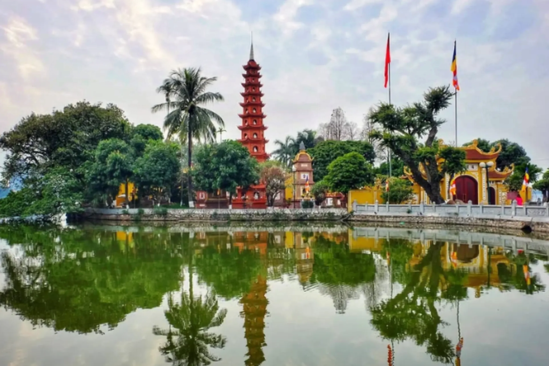 Cảnh quan xung quanh chùa Trấn Quốc