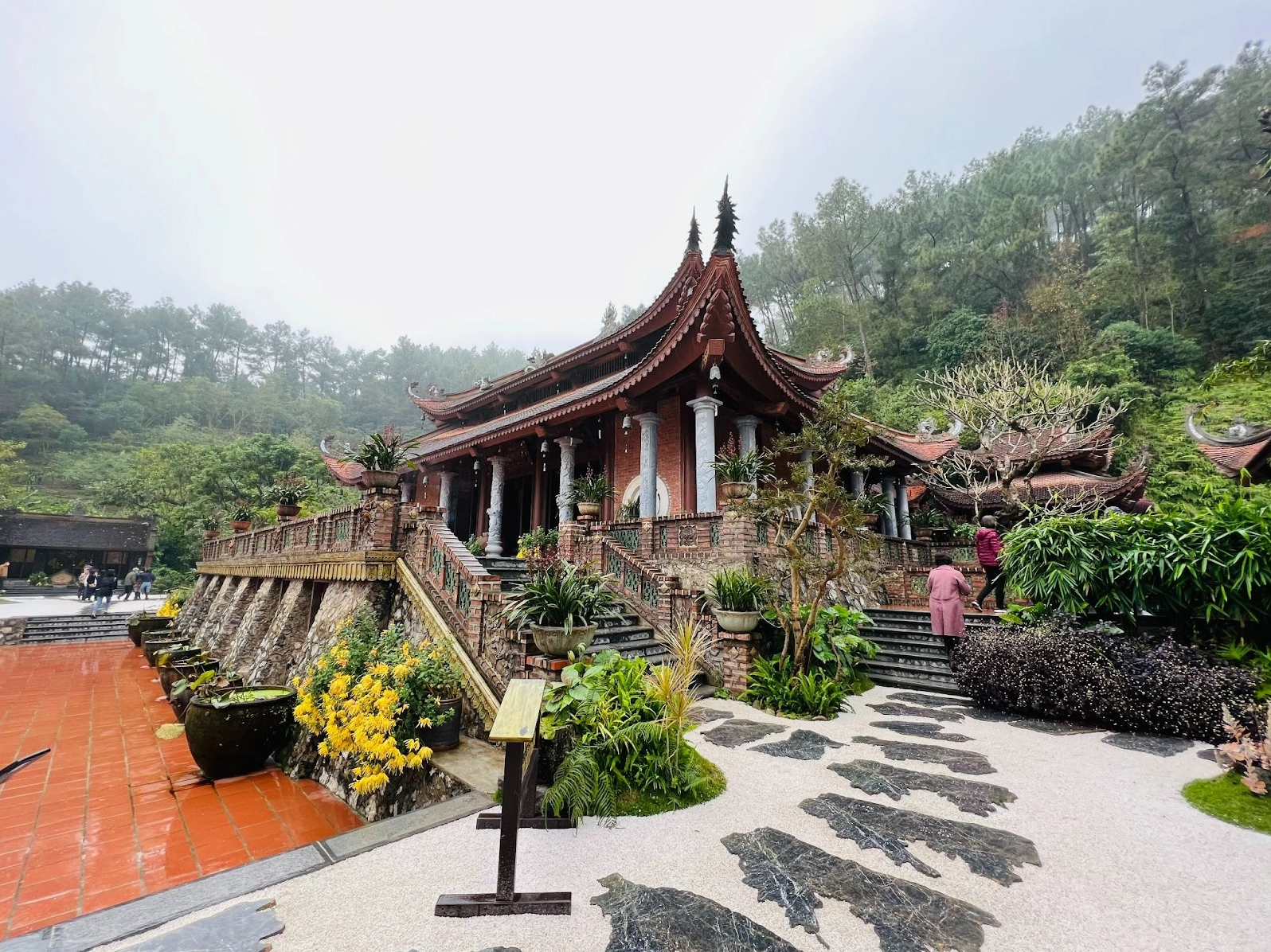 Cảnh quan yên bình xung quanh chùa