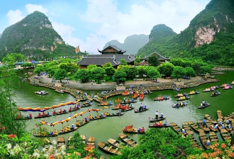 Cảnh thuyền đi trong hang động Tràng An