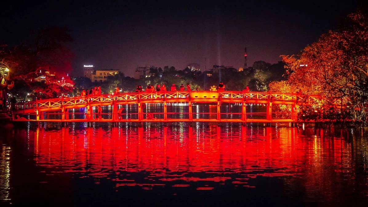 cau-the-huc-bieu-tuong-lang-man-giua-long-ha-noi_891