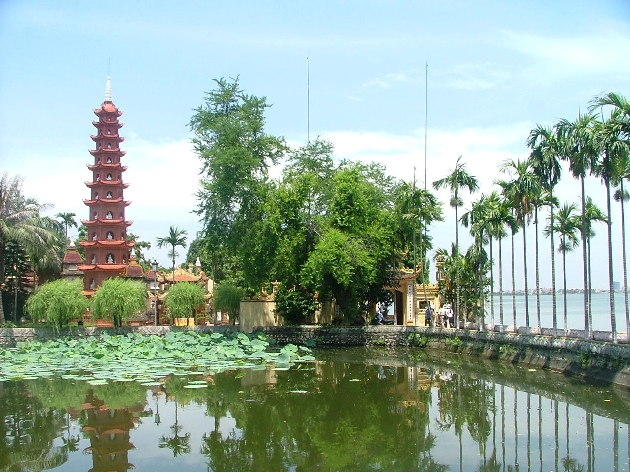 Chùa Trấn Quốc nhìn từ Hồ Tây