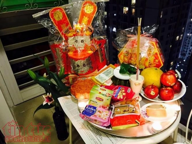 Chuẩn bị mâm cúng giao thừa ngoài trời