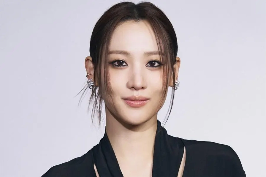 Claudia Kim trong trang phục thanh lịch tại một sự kiện