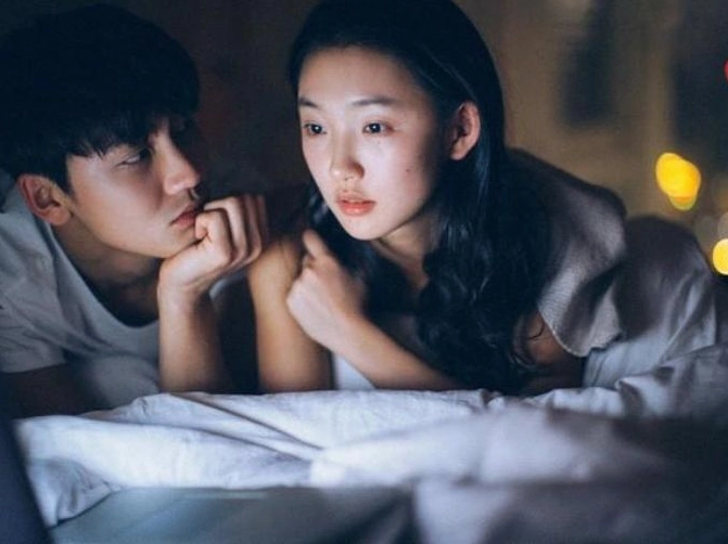 Cô gái chìm đắm trong suy nghĩ về tình yêu
