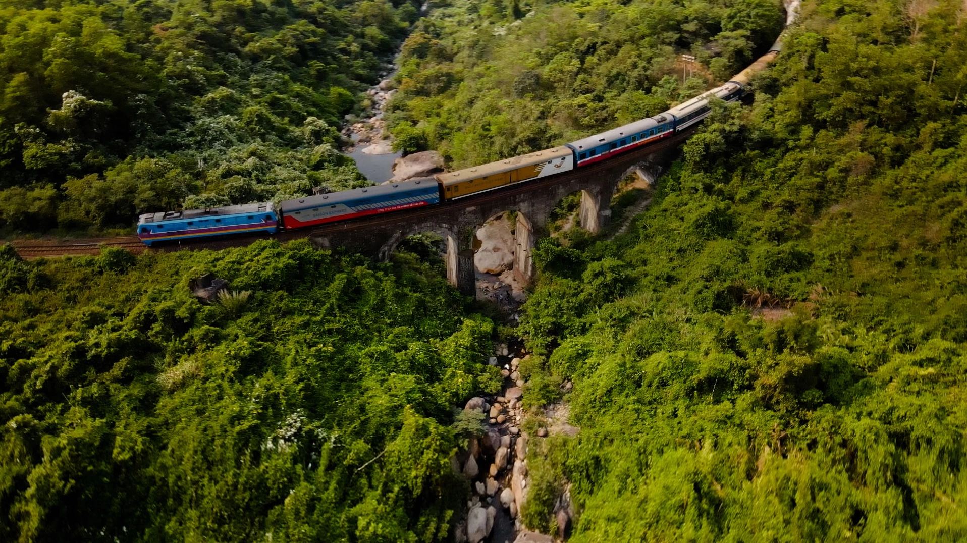 Con đường uốn lượn trên Đèo Hải Vân nhìn từ xa