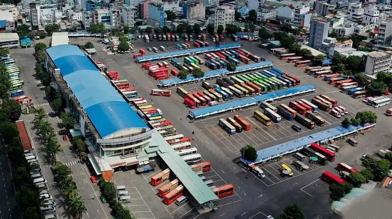 Cổng Bến xe Miền Đông cũ nhộn nhịp