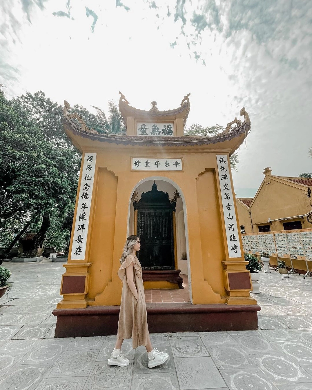 Cổng Tam Quan Chùa Trấn Quốc