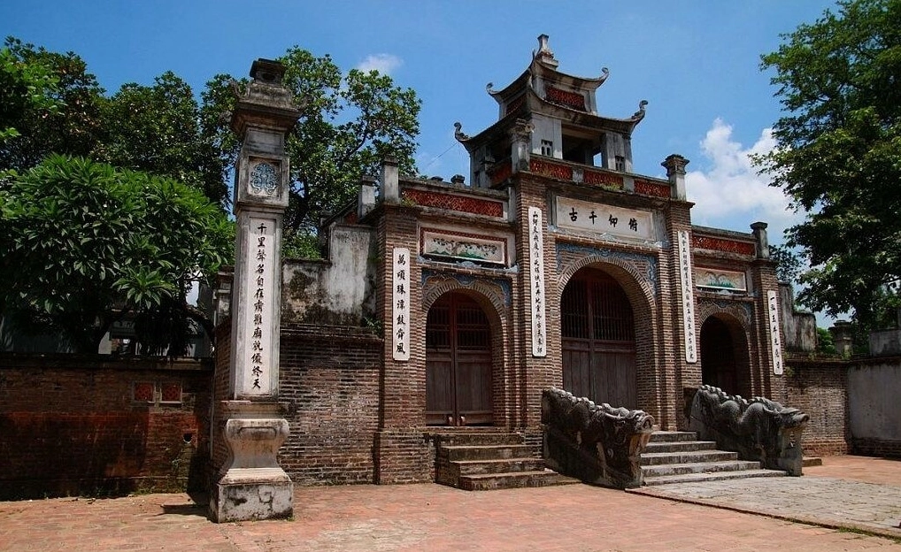 Cổng thành Cổ Loa nhìn từ xa