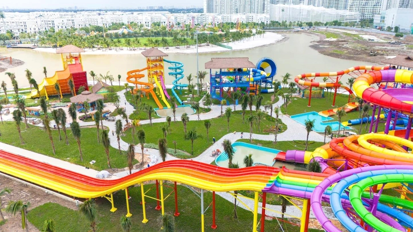 Công viên nước VinWonders Grand Park sôi động