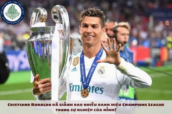 Cristiano Ronaldo cùng các đồng đội