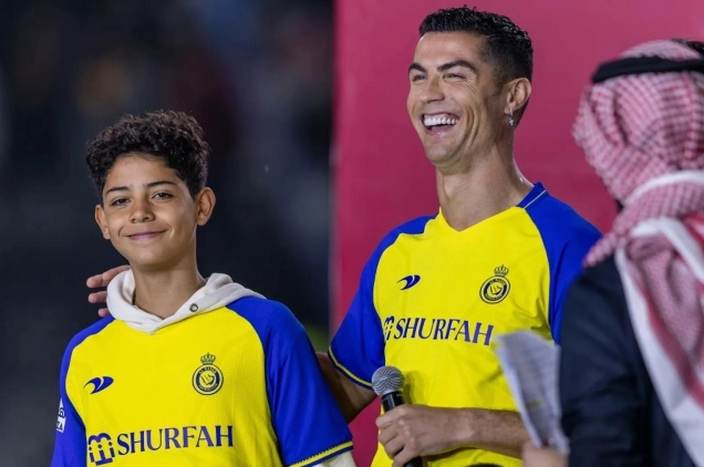 Cristiano Ronaldo và con trai Cristiano Ronaldo Jr.
