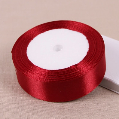Cuộn dây ruy băng màu đỏ với nhiều kích thước