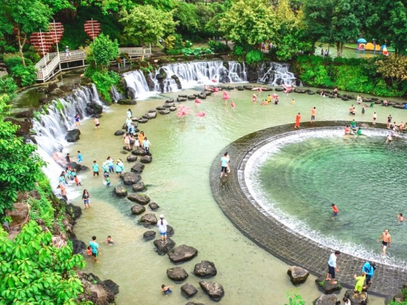 Dòng thác nước chảy trắng xóa tại Thủy Châu