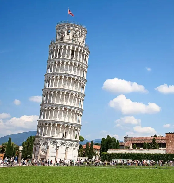 Du khách chụp ảnh với Tháp Nghiêng Pisa