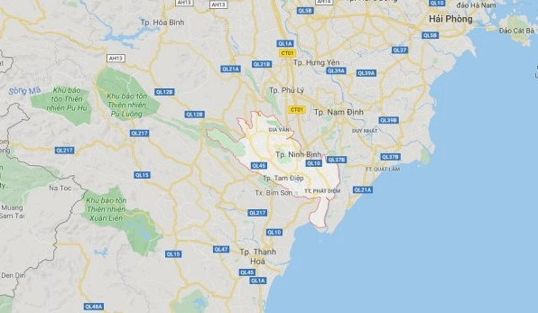 Du khách đi thuyền khám phá các hang động tại Tràng An, Ninh Bình