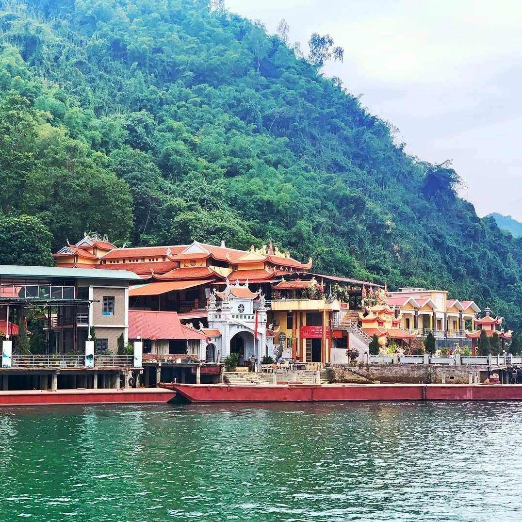 Du khách đi thuyền trên sông Đà đến Đền Chúa Thác Bờ