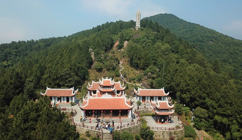 Du khách đi thuyền trên sông Yến đến Chùa Hương