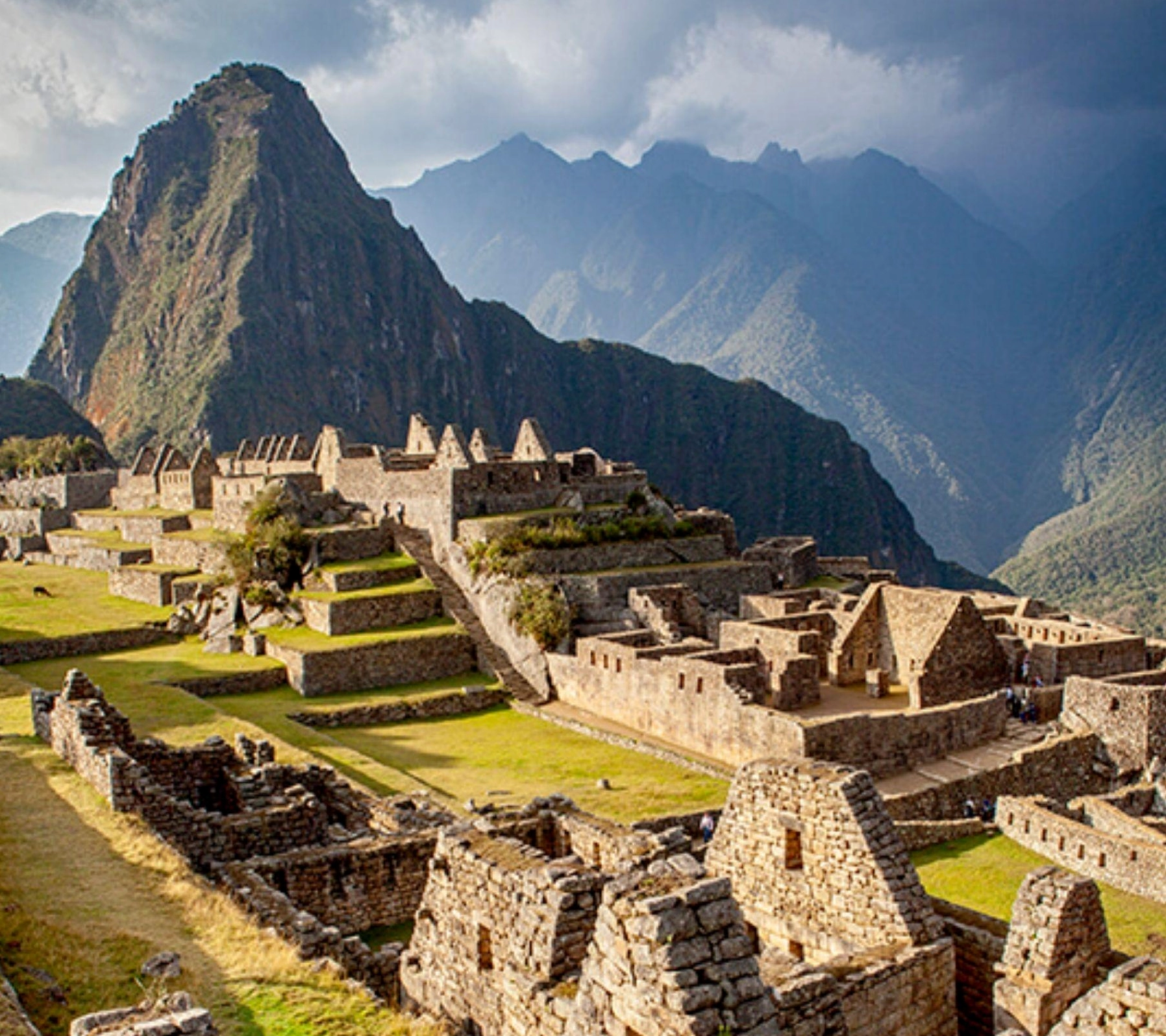 Du khách khám phá Machu Picchu